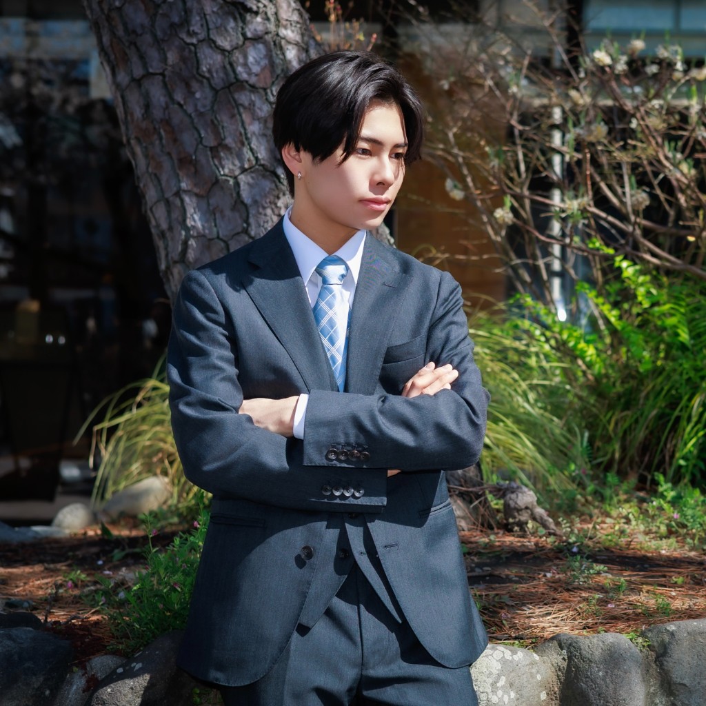 木にもたれて横向きの代表 亀井宥吏