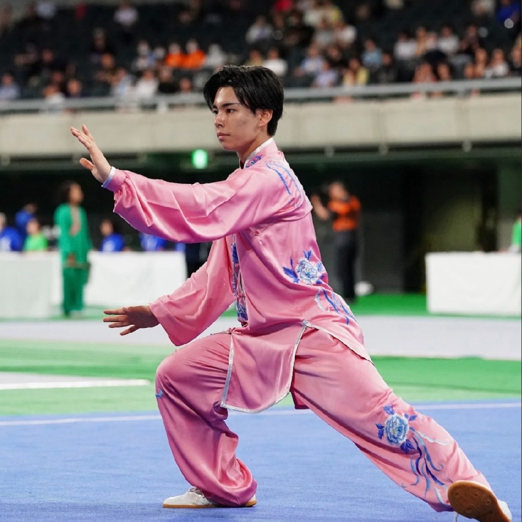 太極拳の衣装で演武する代表 亀井宥吏