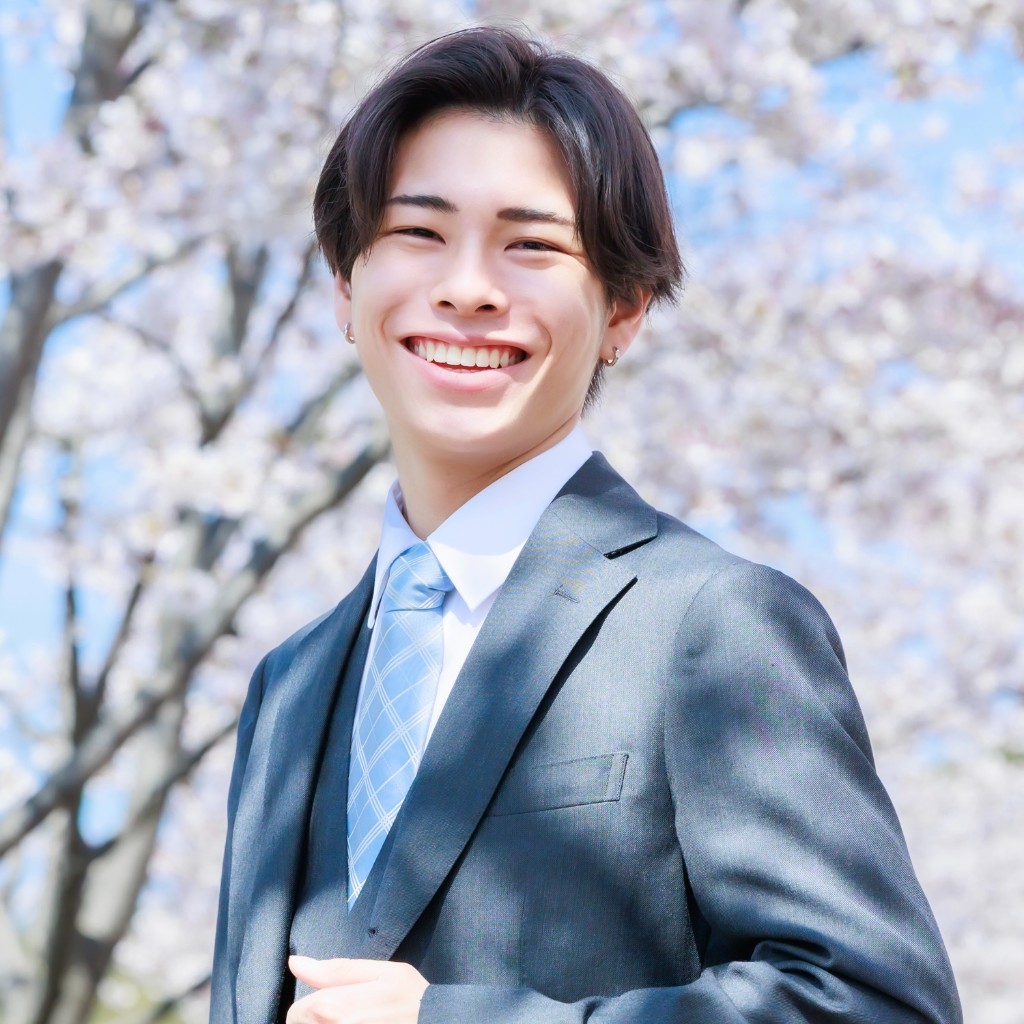 笑顔のスーツ姿の代表 亀井宥吏