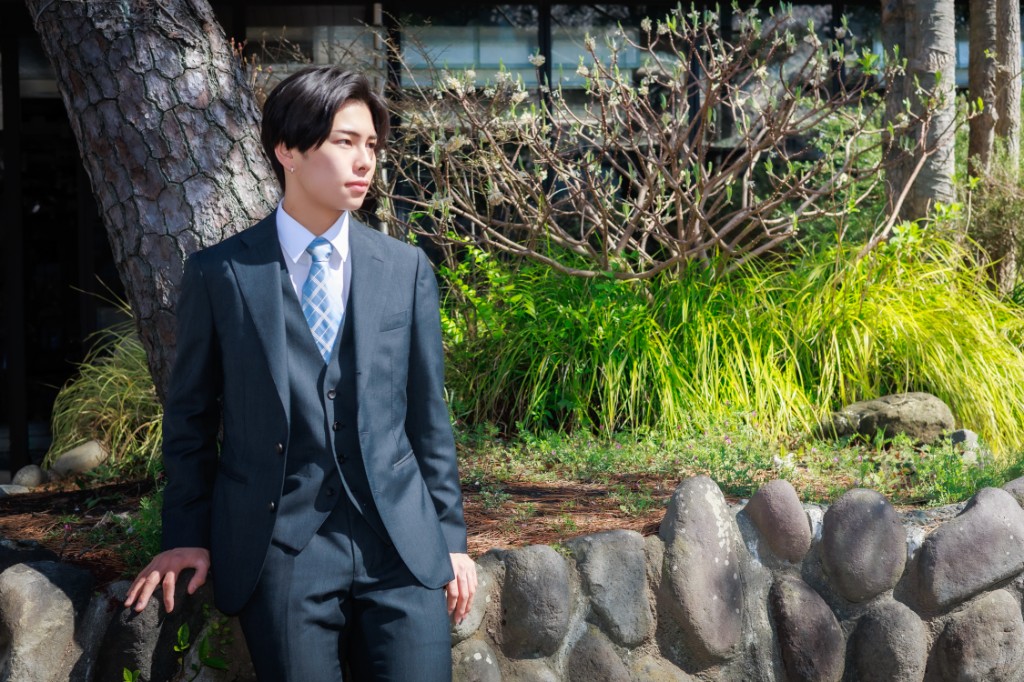スーツ姿の代表 亀井宥吏